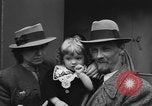 Immagine di I rifugiati che arrivano sulla SS Lampeggiatore Marine New York City USA, 1946, secondo 28 filmato di repertorio 65675069856