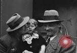 Immagine di I rifugiati che arrivano sulla SS Lampeggiatore Marine New York City USA, 1946, secondo 30 filmato di repertorio 65675069856