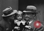 Immagine di I rifugiati che arrivano sulla SS Lampeggiatore Marine New York City USA, 1946, secondo 31 filmato di repertorio 65675069856
