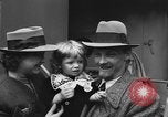 Immagine di I rifugiati che arrivano sulla SS Lampeggiatore Marine New York City USA, 1946, secondo 33 filmato di repertorio 65675069856