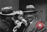 Immagine di I rifugiati che arrivano sulla SS Lampeggiatore Marine New York City USA, 1946, secondo 34 filmato di repertorio 65675069856