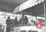 Immagine di I rifugiati che arrivano sulla SS Lampeggiatore Marine New York City USA, 1946, secondo 35 filmato di repertorio 65675069856