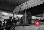Immagine di I rifugiati che arrivano sulla SS Lampeggiatore Marine New York City USA, 1946, secondo 48 filmato di repertorio 65675069856