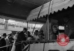 Immagine di I rifugiati che arrivano sulla SS Lampeggiatore Marine New York City USA, 1946, secondo 49 filmato di repertorio 65675069856