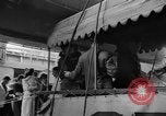 Immagine di I rifugiati che arrivano sulla SS Lampeggiatore Marine New York City USA, 1946, secondo 51 filmato di repertorio 65675069856