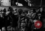 Immagine di I rifugiati che arrivano sulla SS Lampeggiatore Marine New York City USA, 1946, secondo 56 filmato di repertorio 65675069856