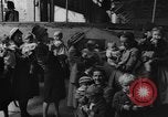 Immagine di I rifugiati che arrivano sulla SS Lampeggiatore Marine New York City USA, 1946, secondo 57 filmato di repertorio 65675069856