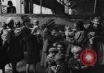 Immagine di I rifugiati che arrivano sulla SS Lampeggiatore Marine New York City USA, 1946, secondo 58 filmato di repertorio 65675069856
