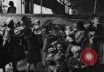 Immagine di I rifugiati che arrivano sulla SS Lampeggiatore Marine New York City USA, 1946, secondo 59 filmato di repertorio 65675069856