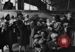 Immagine di I rifugiati che arrivano sulla SS Lampeggiatore Marine New York City USA, 1946, secondo 60 filmato di repertorio 65675069856