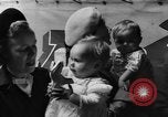 Immagine di I rifugiati che arrivano sulla SS Lampeggiatore Marine New York City USA, 1946, secondo 62 filmato di repertorio 65675069856