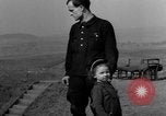 Image famille allemande Wittlich en Allemagne, 1945, de la seconde 43 séquences d'archives historiques vidéo 65675069871