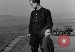 Image famille allemande Wittlich en Allemagne, 1945, de la seconde 44 séquences d'archives historiques vidéo 65675069871