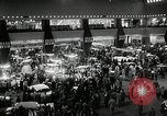 Standbild 1956 National Automobile Show New York United States USA, 1956, aus Sekunde 6 historischem Filmmaterial Videoclip 65675069880