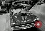 Standbild 1956 National Automobile Show New York United States USA, 1956, aus Sekunde 15 historischem Filmmaterial Videoclip 65675069880
