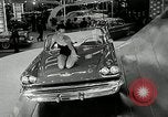 Standbild 1956 National Automobile Show New York United States USA, 1956, aus Sekunde 17 historischem Filmmaterial Videoclip 65675069880