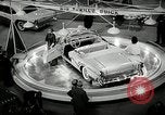 Standbild 1956 National Automobile Show New York United States USA, 1956, aus Sekunde 42 historischem Filmmaterial Videoclip 65675069880