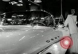 Standbild 1956 National Automobile Show New York United States USA, 1956, aus Sekunde 46 historischem Filmmaterial Videoclip 65675069880