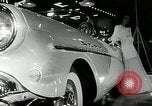Standbild 1956 National Automobile Show New York United States USA, 1956, aus Sekunde 52 historischem Filmmaterial Videoclip 65675069880