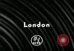 Standbild baby Giraffe London England Vereinigtes Königreich, 1956, aus Sekunde 3 historischem Filmmaterial Videoclip 65675069883