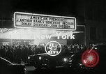 Standbild Genevieve Premiere New York United States USA, 1954, aus Sekunde 4 historischem Filmmaterial Videoclip 65675069889