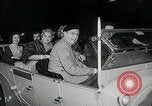 Standbild Genevieve Premiere New York United States USA, 1954, aus Sekunde 9 historischem Filmmaterial Videoclip 65675069889