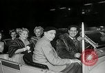 Standbild Genevieve Premiere New York United States USA, 1954, aus Sekunde 10 historischem Filmmaterial Videoclip 65675069889