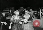 Standbild Genevieve Premiere New York United States USA, 1954, aus Sekunde 17 historischem Filmmaterial Videoclip 65675069889