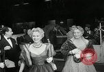 Standbild Genevieve Premiere New York United States USA, 1954, aus Sekunde 18 historischem Filmmaterial Videoclip 65675069889