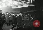 Standbild Genevieve Premiere New York United States USA, 1954, aus Sekunde 20 historischem Filmmaterial Videoclip 65675069889