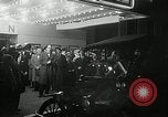 Standbild Genevieve Premiere New York United States USA, 1954, aus Sekunde 21 historischem Filmmaterial Videoclip 65675069889