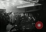 Standbild Genevieve Premiere New York United States USA, 1954, aus Sekunde 22 historischem Filmmaterial Videoclip 65675069889