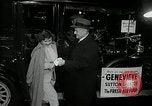 Standbild Genevieve Premiere New York United States USA, 1954, aus Sekunde 23 historischem Filmmaterial Videoclip 65675069889