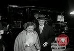 Standbild Genevieve Premiere New York United States USA, 1954, aus Sekunde 24 historischem Filmmaterial Videoclip 65675069889