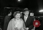 Standbild Genevieve Premiere New York United States USA, 1954, aus Sekunde 25 historischem Filmmaterial Videoclip 65675069889