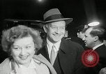 Standbild Genevieve Premiere New York United States USA, 1954, aus Sekunde 27 historischem Filmmaterial Videoclip 65675069889