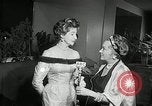 Standbild Genevieve Premiere New York United States USA, 1954, aus Sekunde 31 historischem Filmmaterial Videoclip 65675069889