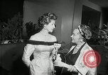 Standbild Genevieve Premiere New York United States USA, 1954, aus Sekunde 32 historischem Filmmaterial Videoclip 65675069889