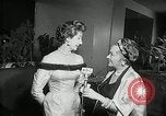 Standbild Genevieve Premiere New York United States USA, 1954, aus Sekunde 33 historischem Filmmaterial Videoclip 65675069889