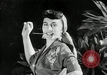 Immagine di Modelli Americani Hawaii USA, 1954, secondo 57 filmato di repertorio 65675069891
