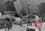 Standbild Deutsche dive Bomber angreifen amphibious task force Italien, 1944, aus Sekunde 14 historischem Filmmaterial Videoclip 65675069935