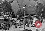 Standbild Deutsche dive Bomber angreifen amphibious task force Italien, 1944, aus Sekunde 15 historischem Filmmaterial Videoclip 65675069935