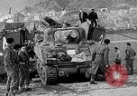 Standbild Deutsche dive Bomber angreifen amphibious task force Italien, 1944, aus Sekunde 17 historischem Filmmaterial Videoclip 65675069935