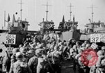 Standbild Deutsche dive Bomber angreifen amphibious task force Italien, 1944, aus Sekunde 18 historischem Filmmaterial Videoclip 65675069935