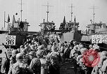 Standbild Deutsche dive Bomber angreifen amphibious task force Italien, 1944, aus Sekunde 19 historischem Filmmaterial Videoclip 65675069935