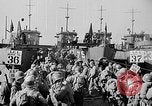 Standbild Deutsche dive Bomber angreifen amphibious task force Italien, 1944, aus Sekunde 20 historischem Filmmaterial Videoclip 65675069935