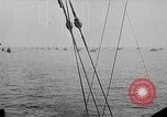 Standbild Deutsche dive Bomber angreifen amphibious task force Italien, 1944, aus Sekunde 26 historischem Filmmaterial Videoclip 65675069935