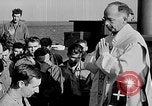Standbild Deutsche dive Bomber angreifen amphibious task force Italien, 1944, aus Sekunde 32 historischem Filmmaterial Videoclip 65675069935