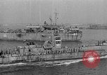 Standbild Deutsche dive Bomber angreifen amphibious task force Italien, 1944, aus Sekunde 38 historischem Filmmaterial Videoclip 65675069935