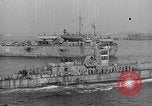 Standbild Deutsche dive Bomber angreifen amphibious task force Italien, 1944, aus Sekunde 39 historischem Filmmaterial Videoclip 65675069935